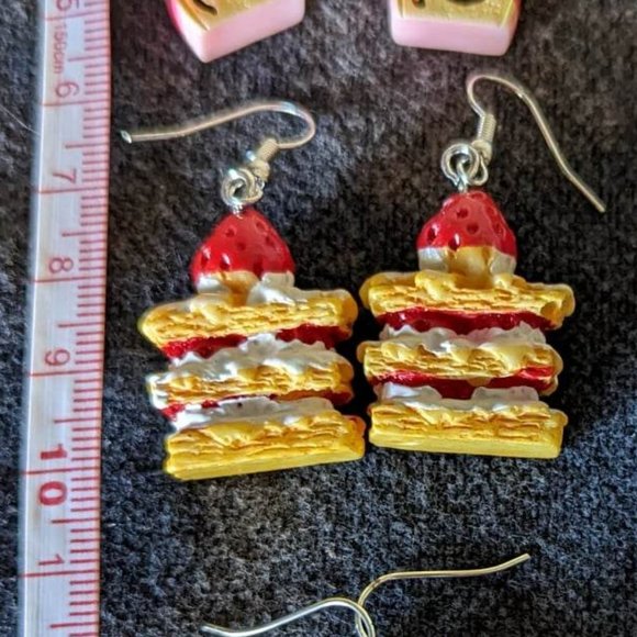 NEW! Never Worn! 5 Pair of Resin Earrings - Picture 3 of 4